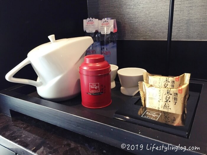 ザ タンゴ台北復興の客室にあるパイナップルケーキと台湾茶