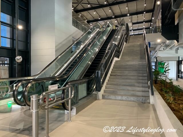 MRTのPutrajaya Sentral駅にあるエスカレーターと階段
