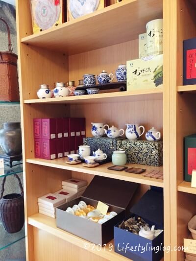 沁園で販売されている茶器の棚