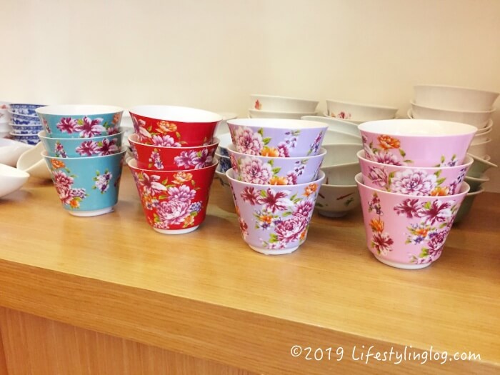 沁園で販売されている色鮮やかな客家花布柄の茶器