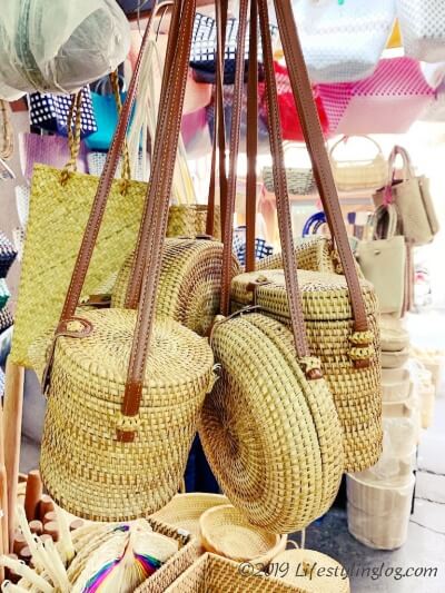 台北の迪化街にある高建桶店で販売されているラタン素材の丸型かごバッグ