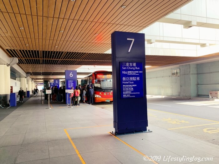 桃園国際空港第二ターミナルにあるノボテル台北桃園国際空港ホテル行きのバス停