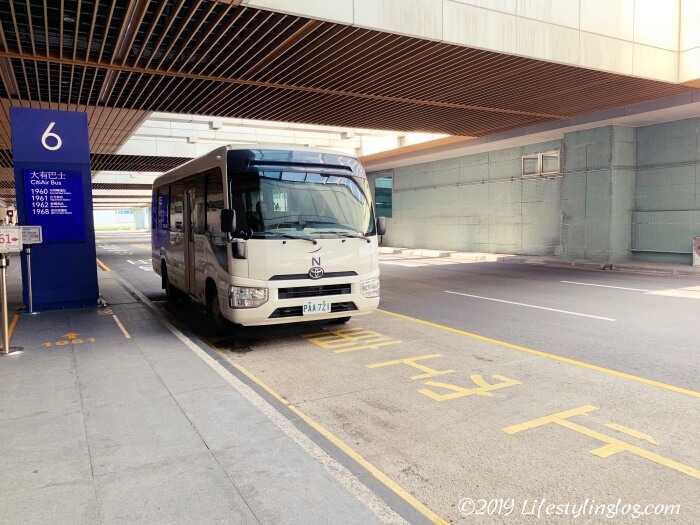 空港のバス停にあるノボテル台北桃園国際空港ホテルのシャトルバス