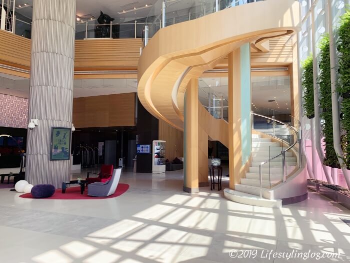 ノボテル台北桃園国際空港ホテルのロビーにある階段