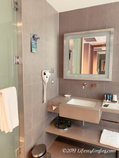 ノボテル台北桃園国際空港ホテルの客室にあるバスルーム