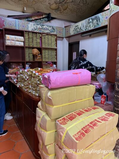 台北霞海城隍廟（Taipei Xiahai City God Temple）にある金紙と線香を購入するカウンター