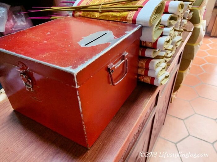台北霞海城隍廟（Taipei Xiahai City God Temple）で金紙と線香を購入する時にお金を入れる箱