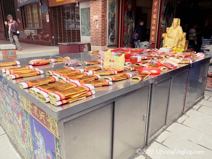 台北霞海城隍廟（Taipei Xiahai City God Temple）にある金紙やお供えを置く台