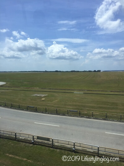 クアラルンプール国際空港（KLIA）のエアロトレインから見える外の風景