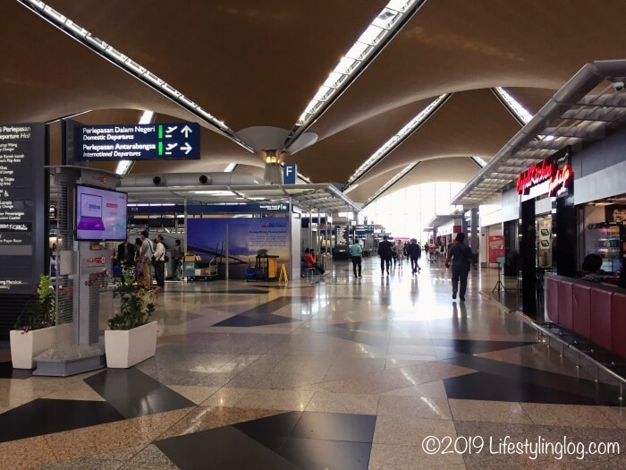クアラルンプール国際空港（KLIA）の出発フロア