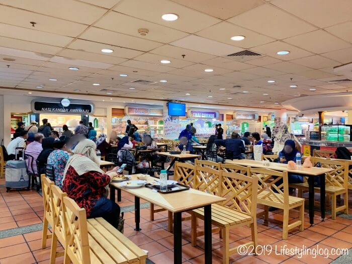 クアラルンプール国際空港（KLIA）にあるフードコートで食事をする人々