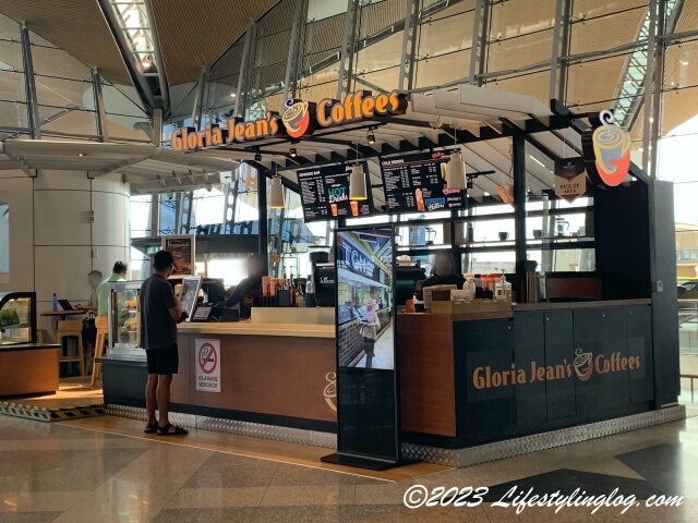 クアラルンプール国際空港の出発フロアにあるグロリアジーンズコーヒー