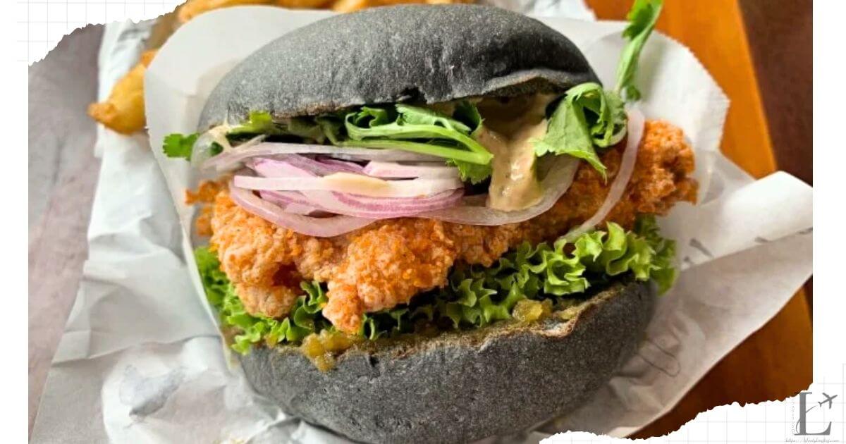 黒いバンズを使うマレーシアのmyBurgerLabのハンバーガー