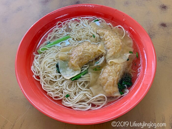 九香雲呑麺のスープ麺