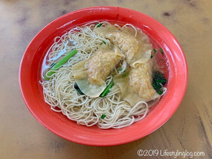 九香雲吞麵の水餃子入りスープ麺