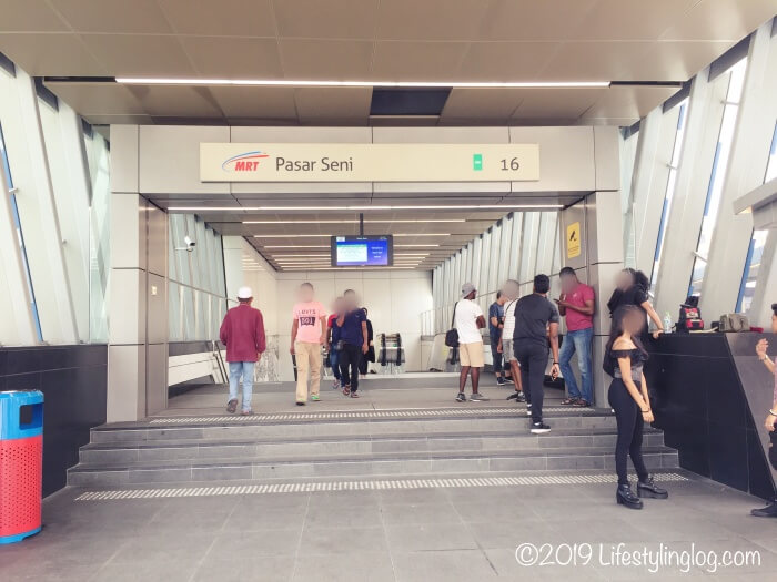 MRTのPasar Seni駅のA出口