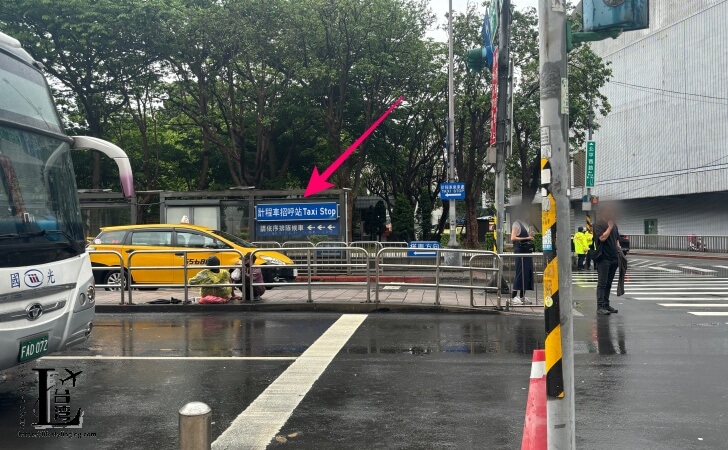 台北駅の東3門近くにあるタクシースタンド