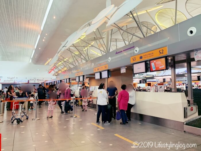 クアラルンプール国際空港LCCターミナル（klia2）のチェックインカウンターとセルフバッグドロップカウンター
