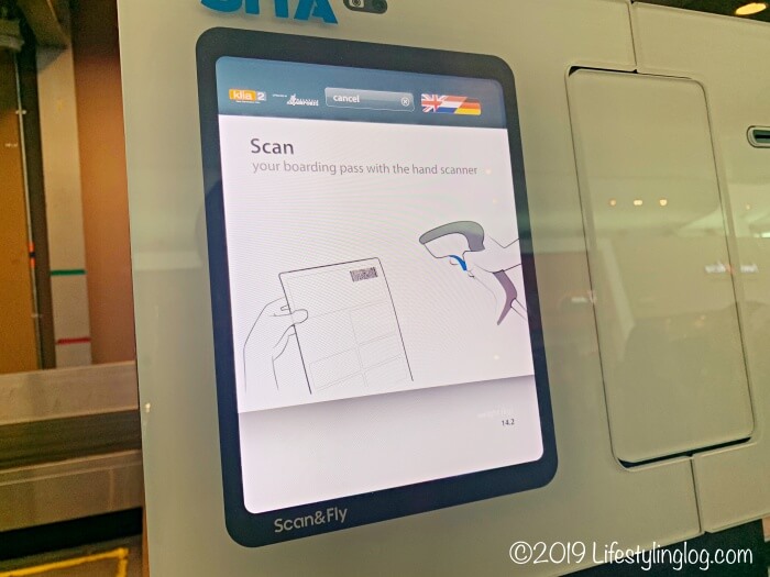 セルフバッグドロップカウンターにある搭乗券スキャン指示画面