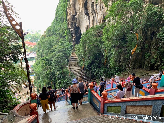 バトゥ洞窟（Batu Caves）の階段を下る人々