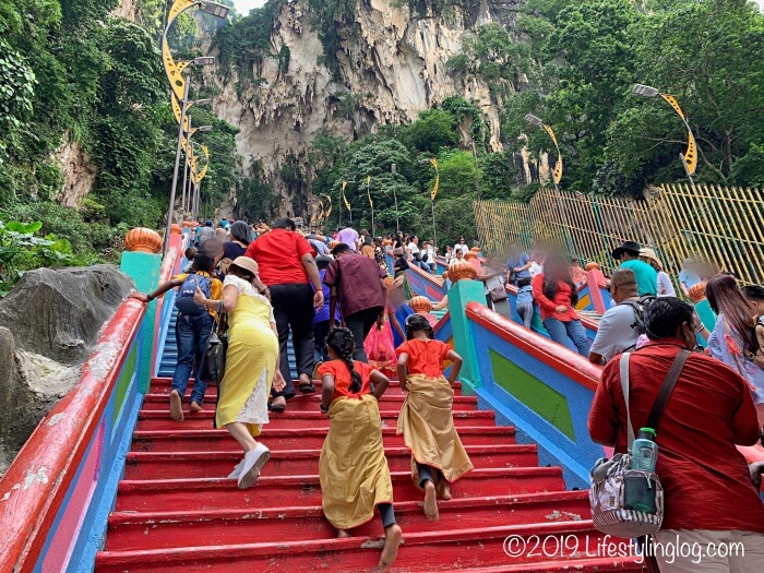 バトゥ洞窟（Batu Caves）の階段を登る人々