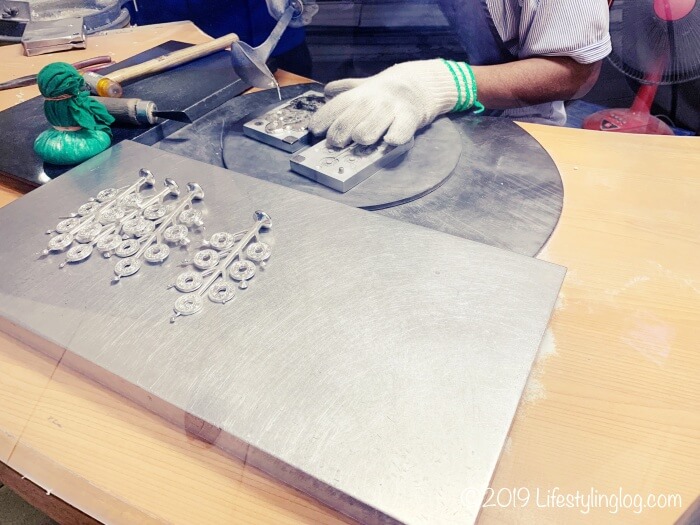 ロイヤルセランゴールビジターセンターで行われている鋳造のデモンストレーション