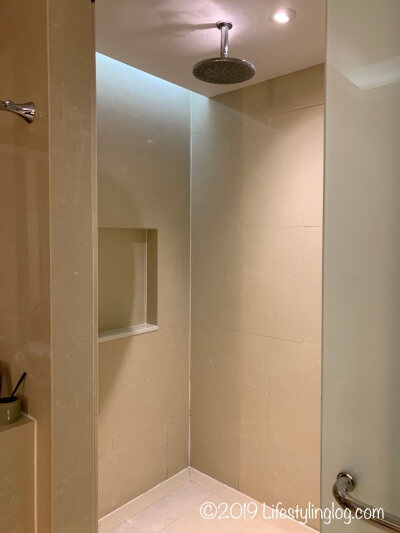 タンジュンルーリゾートの客室にあるシャワーブース