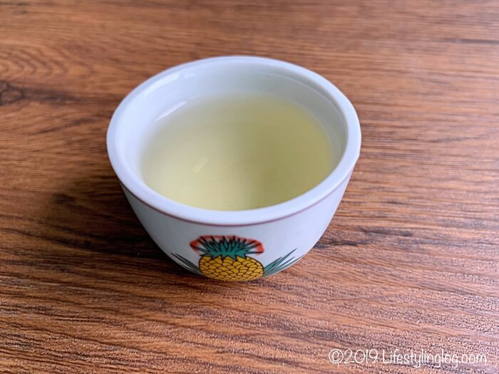 王錦珍（WangJinJen）の梨山の茶葉で淹れたお茶