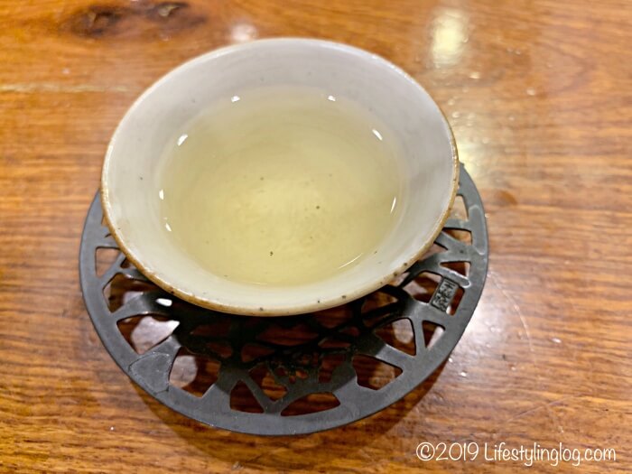 王錦珍（WangJinJen）で試飲用に淹れてもらった梨山のお茶