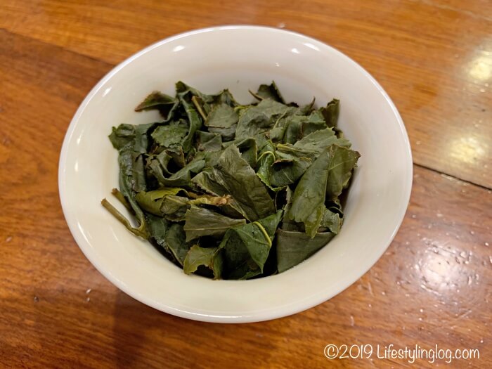 王錦珍（WangJinJen）で試飲用に淹れた梨山の茶葉