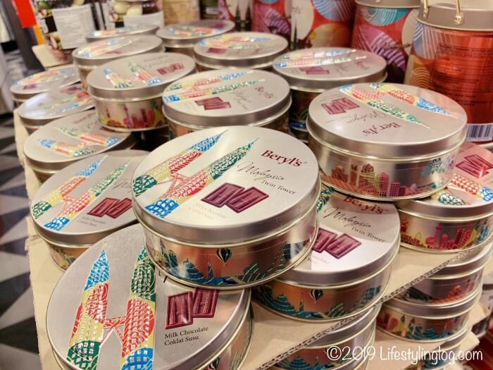 ツインタワーがデザインされたBeryl's(ベリーズ)の丸い缶入りのミルクチョコレート