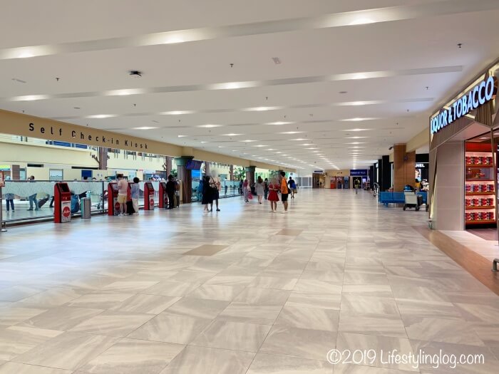 ランカウイ国際空港のセルフチェックインキオスクがあるエリア