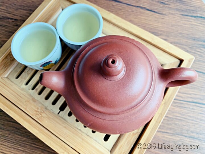 台湾烏龍茶を注いだ茶器と茶壺