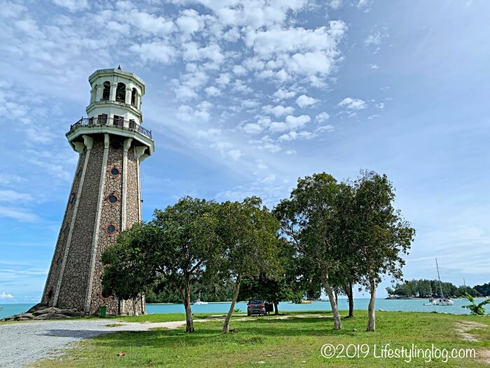Perdana Quayにある灯台とその前に広がる海