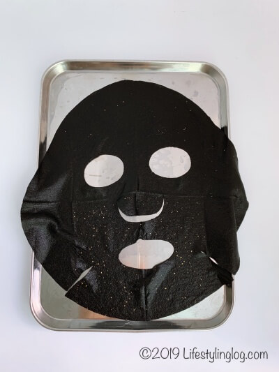 提提研（TTM, TIMELESS Truth Mask）Black!シリーズの金箔付きシートマスク金箔付きシートマスクを広げたところ