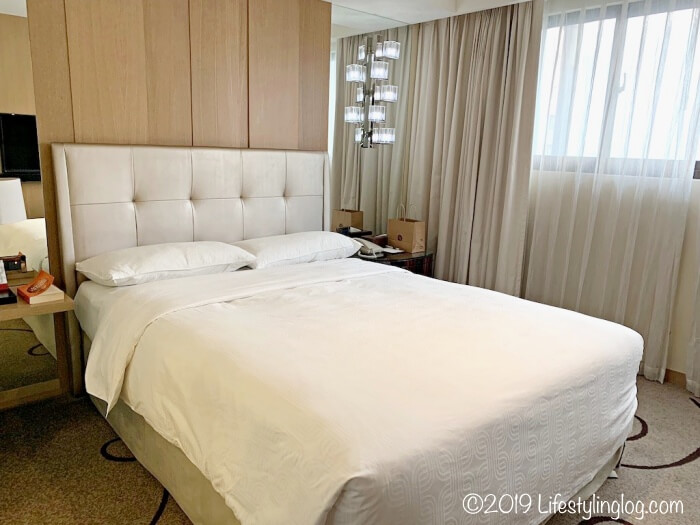 シャトー・デ・シン高雄（Chateau de Chine Hotel Kaohsiung）の客室にあるダブルベッド