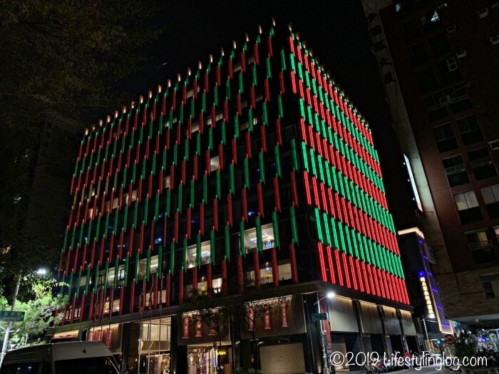 赤色と緑色にライトアップされたシャトー・デ・シン高雄（Chateau de Chine Hotel Kaohsiung）