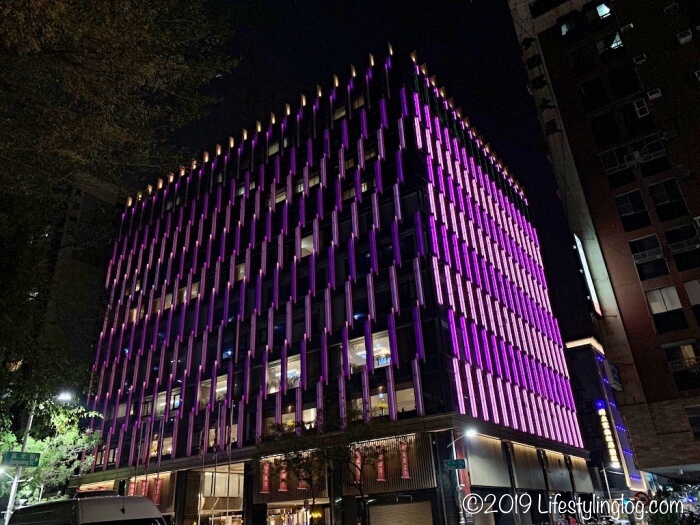 紫色にライトアップされたシャトー・デ・シン高雄（Chateau de Chine Hotel Kaohsiung）