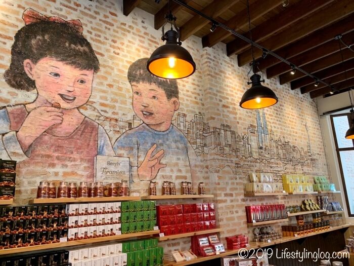 クアラルンプールのチャイナタウンにあるBeryl'sの店舗内に描かれたウォールアート