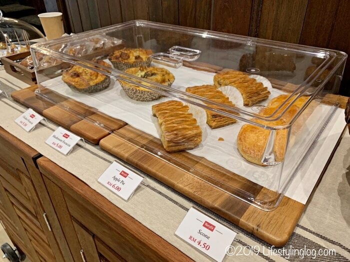 Beryl's LOT18の店内にあるスコーンやアップルパイ
