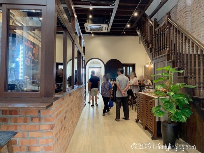 クアラルンプールのチャイナタウン(Jalan Panggong)にあるBeryl's LOT18の店内にある階段とカフェスペース