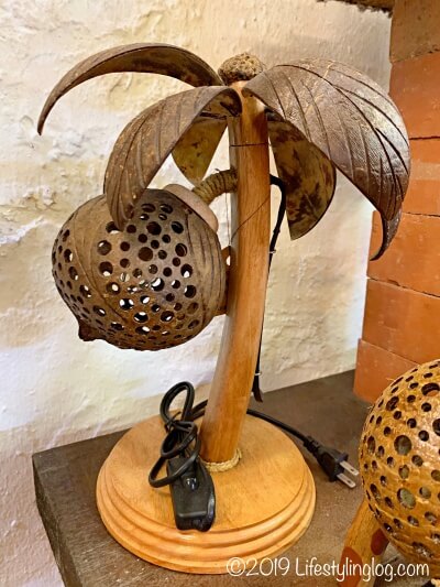 マラッカのジョンカーストリートにあるJumbo Artで販売されているココナッツデザインのランプ