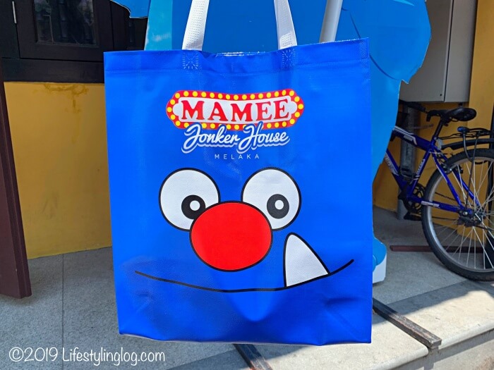MAMEE（マミー）のマスコットがデザインされたバッグ