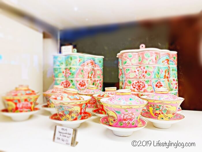 マラッカのお土産屋さんで販売されているプラナカンデザインの茶器とティフィンキャリア