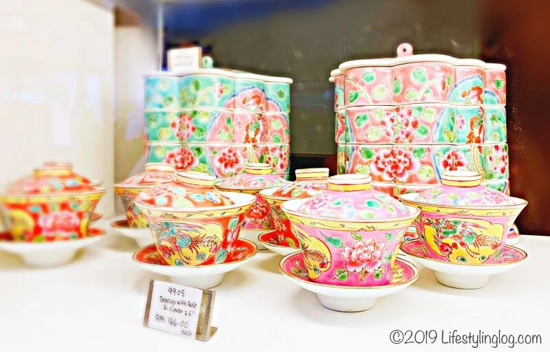 プラナカン食器 雑貨 心踊る マラッカで購入する美しき伝統工芸品 ライフスタイリングログ プラナカン食器 雑貨 心踊る マラッカで購入する美しき伝統工芸品 ライフスタイリングログ