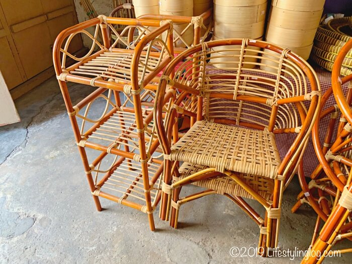 悅興（YAT HENG）で販売されている籐（ラタン）の椅子と靴置き