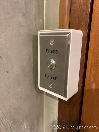 建山大旅社（ジェンシャンホテル）のロビーにあるドアの開閉ボタン