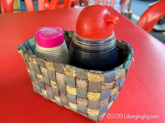隆安茶室(Lung Ann Refreshments)にある醤油と胡椒
