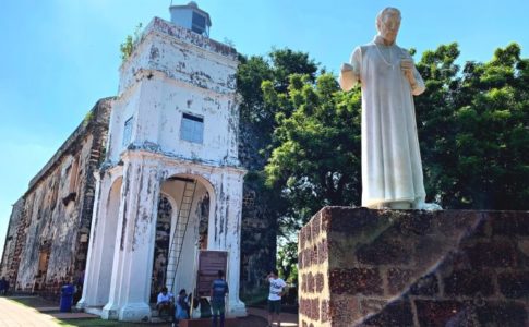 マラッカにあるセントポール教会とフランシスコ・ザビエル像
