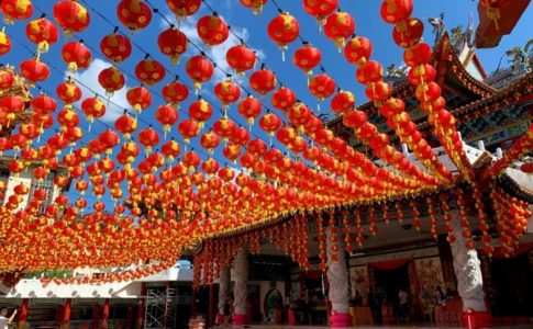 提灯が吊るされた春節の時期のクアラルンプールのある天后宮（Thean Hou Temple）